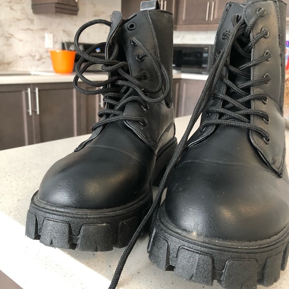 Black boot - Picture 3 of 4